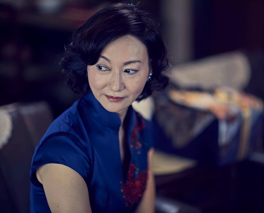 出生皇族却要饭10年的“草根影后”惠英红，如今62岁单身无儿无女