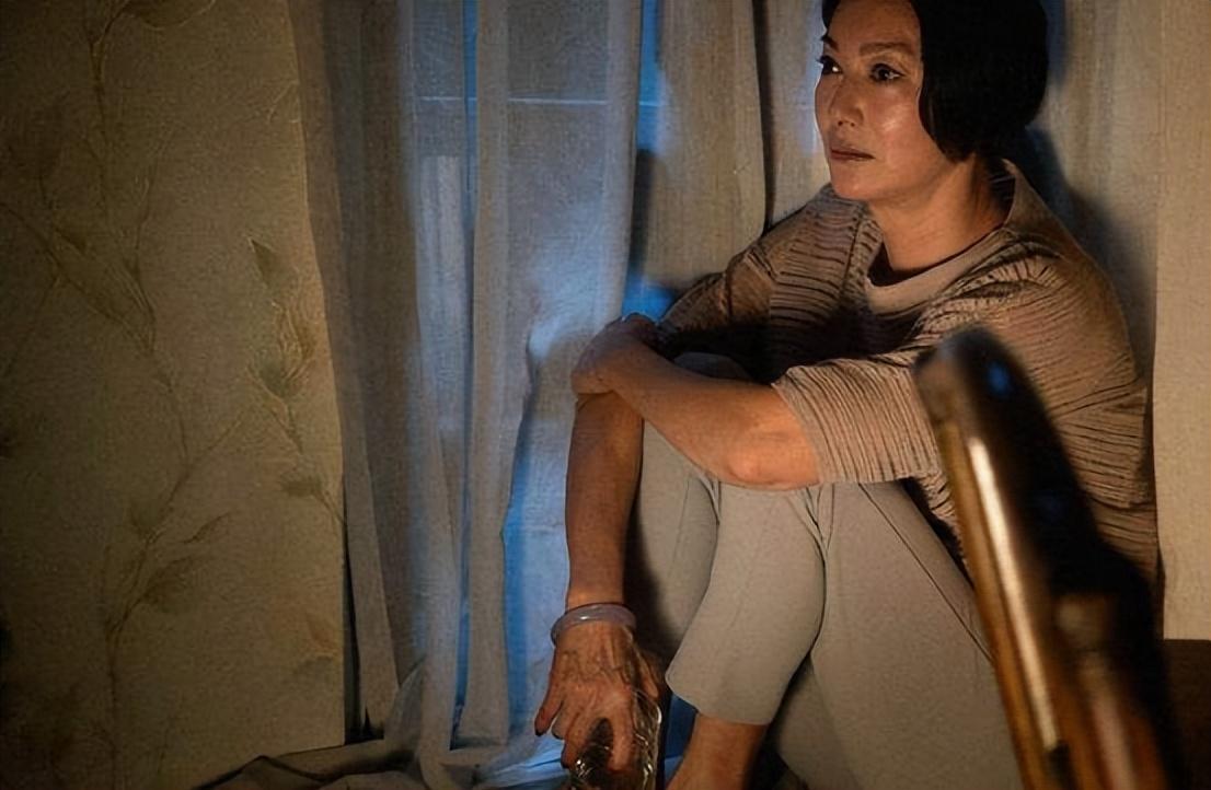 出生皇族却要饭10年的“草根影后”惠英红，如今62岁单身无儿无女