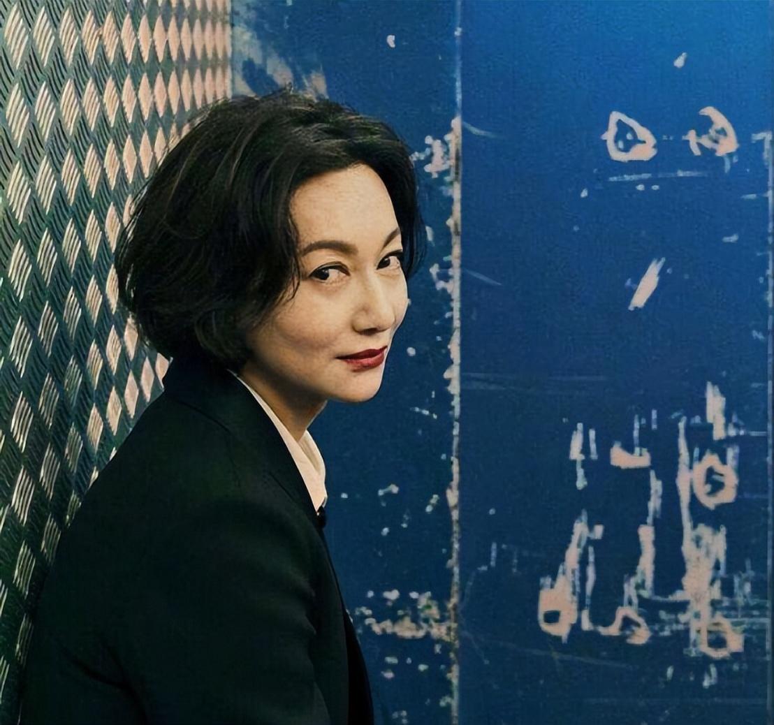 出生皇族却要饭10年的“草根影后”惠英红，如今62岁单身无儿无女