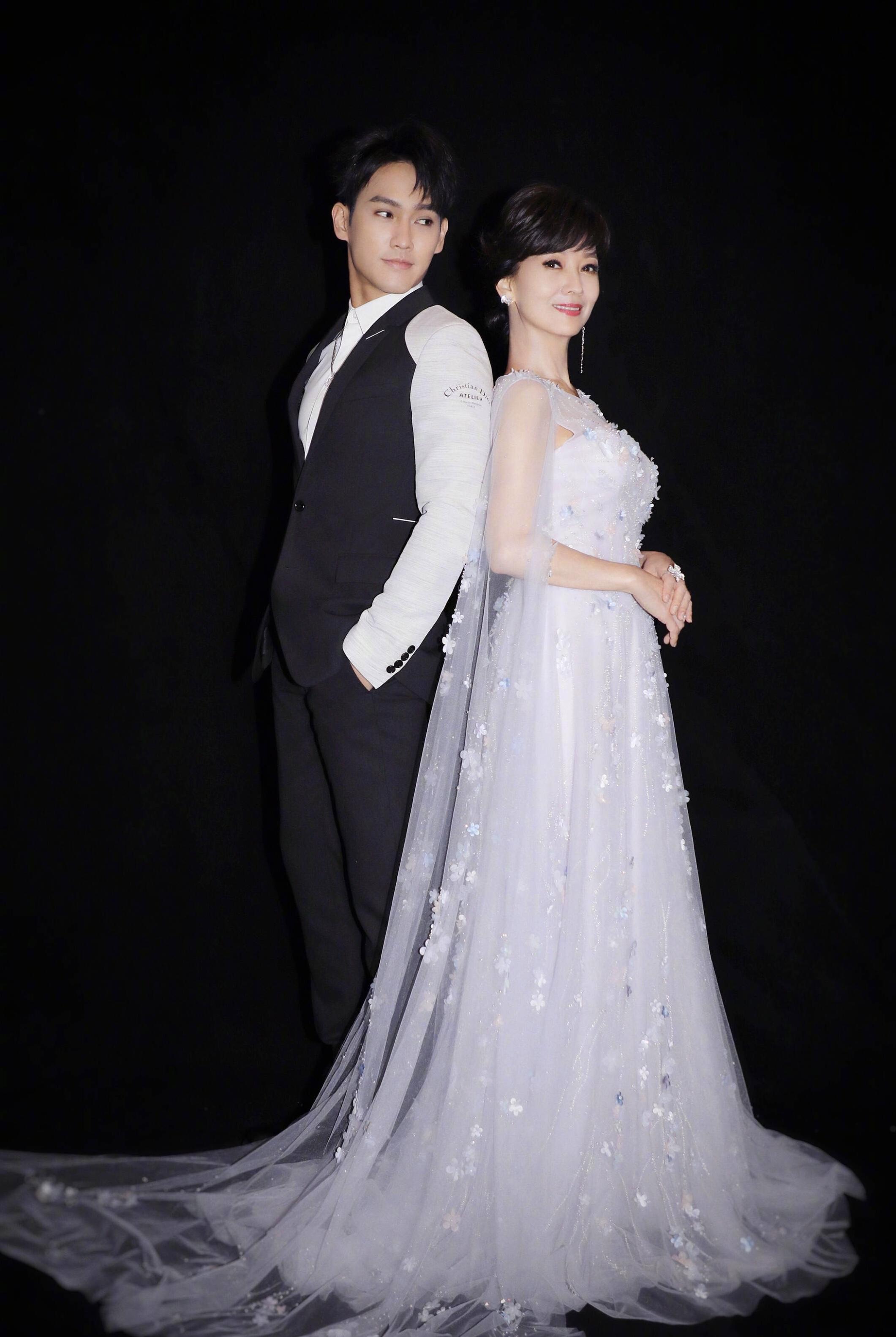 长子45岁次子42岁，小儿子35岁，赵雅芝儿子，个个让她骄傲