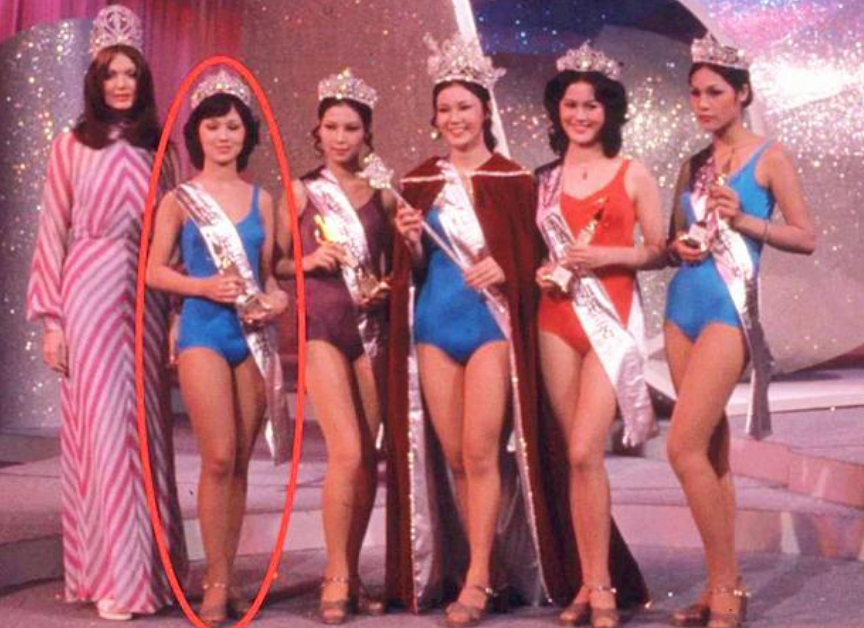 长子45岁次子42岁，小儿子35岁，赵雅芝儿子，个个让她骄傲