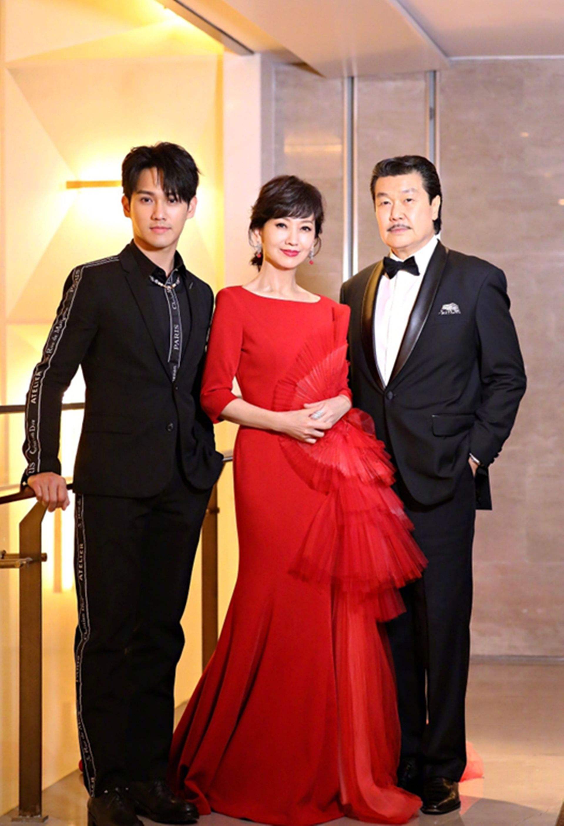 长子45岁次子42岁，小儿子35岁，赵雅芝儿子，个个让她骄傲