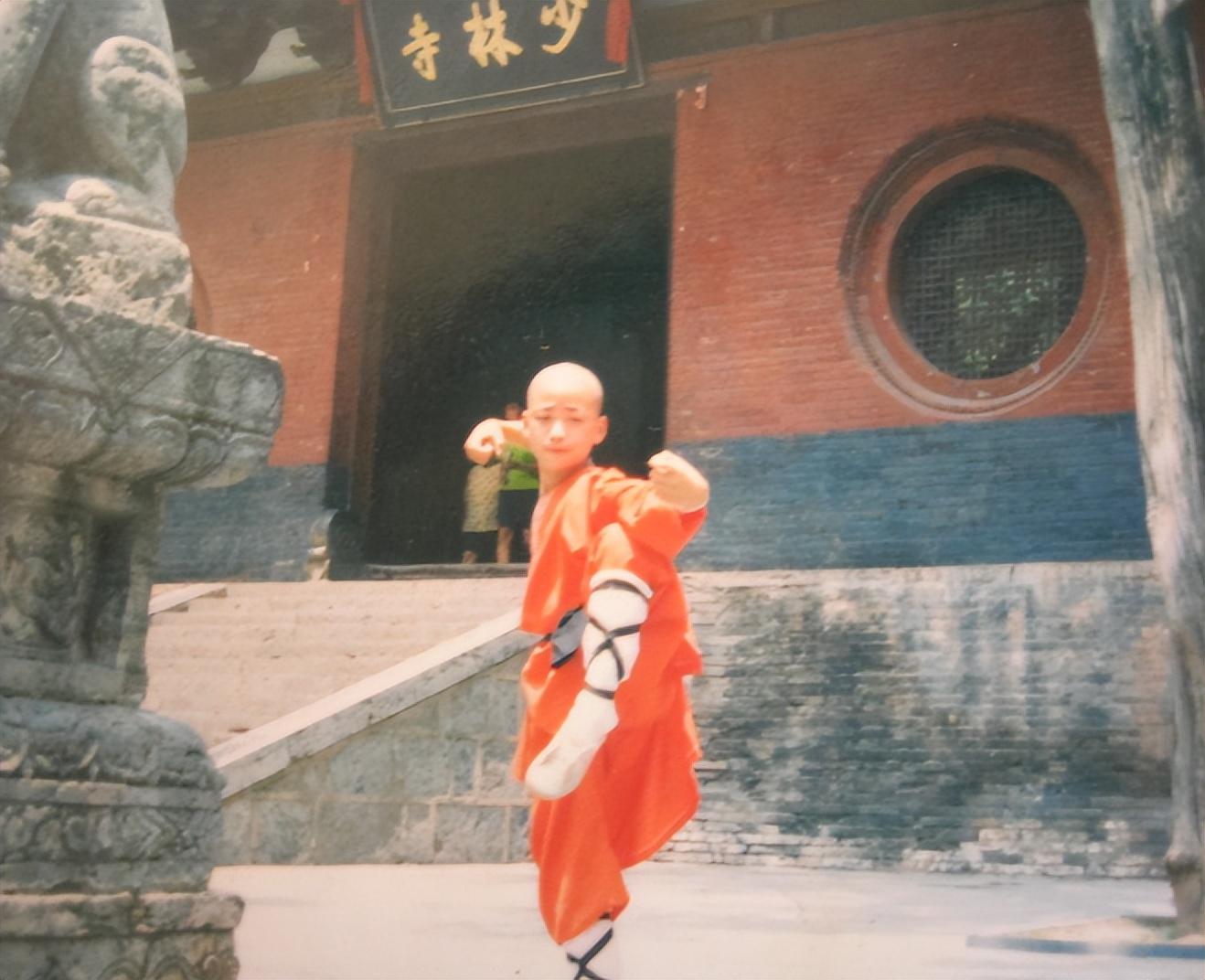 工地打工，草根出身的王宝强逆袭史：演戏时曾遭人踹打