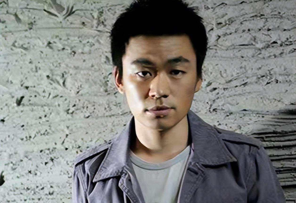 工地打工，草根出身的王宝强逆袭史：演戏时曾遭人踹打