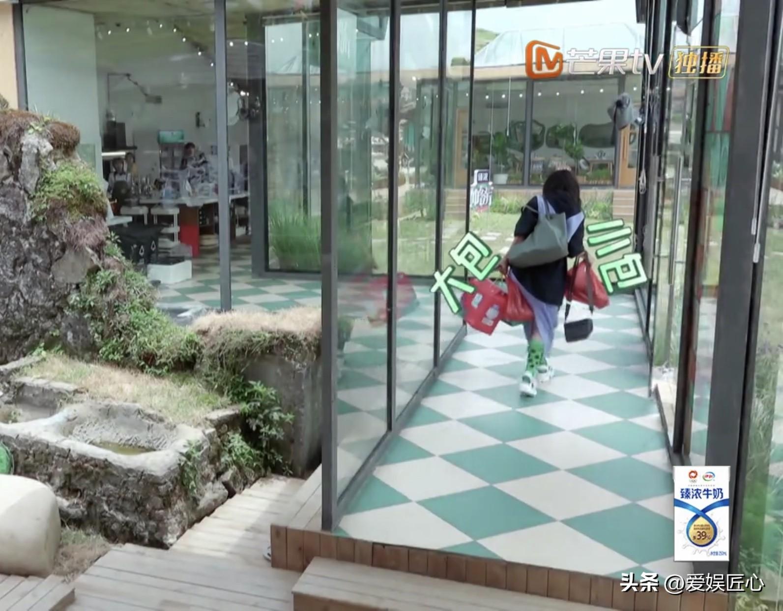 2岁殷桃带娃出场，黄晓明陈立农一脸惊讶：圈内又有人隐婚生子？"