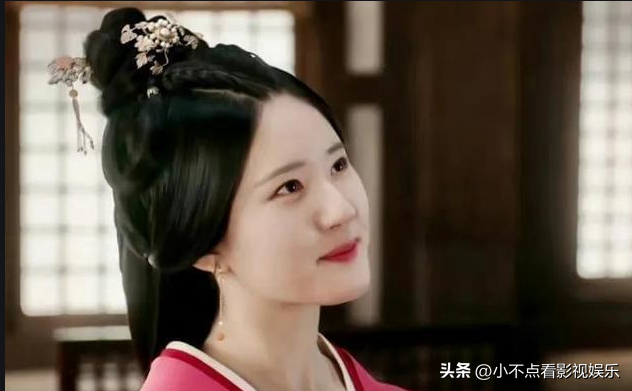 赵露思颁奖两次对张颂文微笑，只为感谢对方恩情，张颂文到底多好