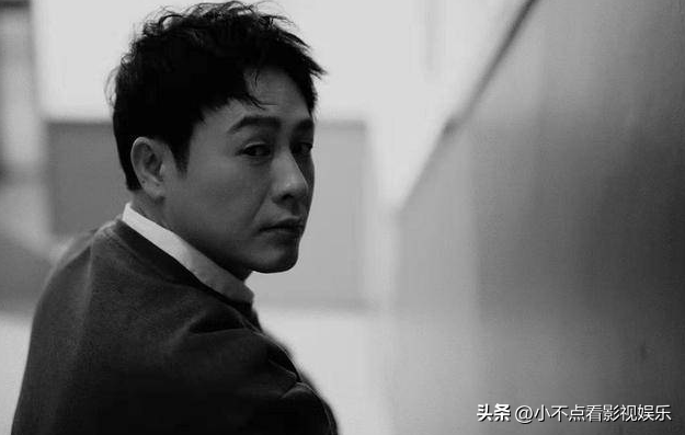 赵露思颁奖两次对张颂文微笑，只为感谢对方恩情，张颂文到底多好