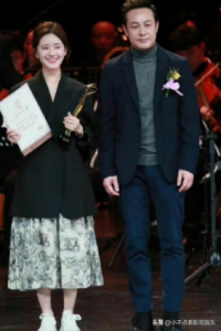 ​赵露思颁奖两次对张颂文微笑，只为感谢对方恩情，张颂文到底多好