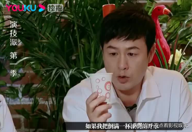 赵露思颁奖两次对张颂文微笑，只为感谢对方恩情，张颂文到底多好