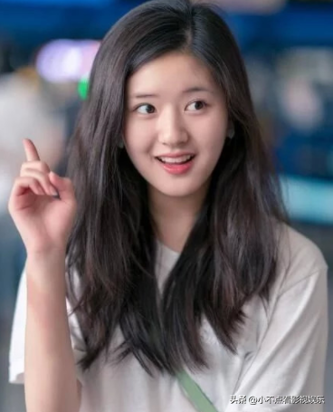 赵露思颁奖两次对张颂文微笑，只为感谢对方恩情，张颂文到底多好