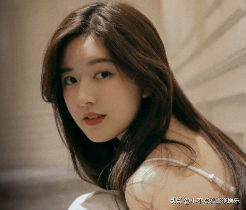 赵露思颁奖两次对张颂文微笑，只为感谢对方恩情，张颂文到底多好