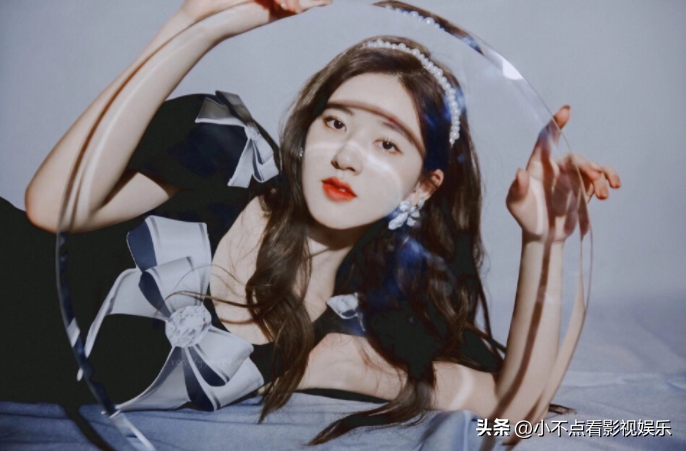 赵露思颁奖两次对张颂文微笑，只为感谢对方恩情，张颂文到底多好