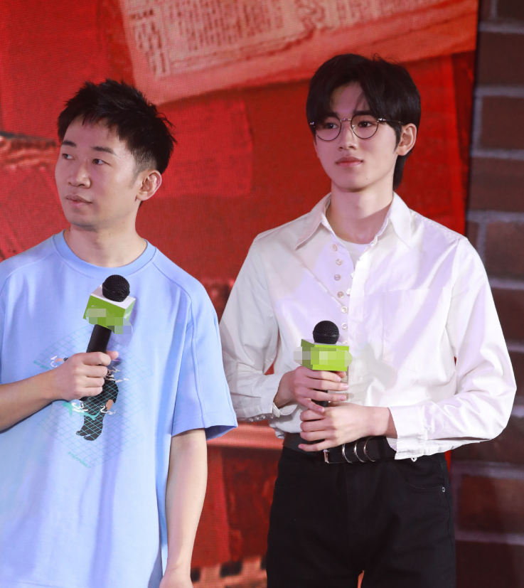 80宋亚轩与杨迪同框,腿长快到对方的胸口,暴露杨迪身高"