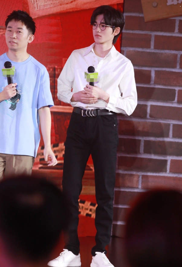 80宋亚轩与杨迪同框,腿长快到对方的胸口,暴露杨迪身高"