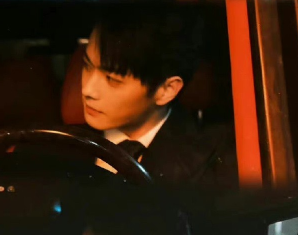 谭松韵《你比星光美丽》路透曝光！短发软萌可爱，男主眼神霸气！