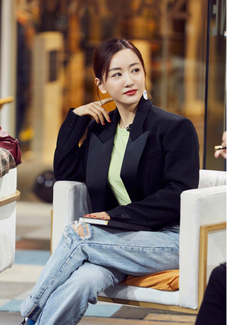 杨蓉个子虽小，但身材比例很出众，穿西装配牛仔裤也藏不住好气质