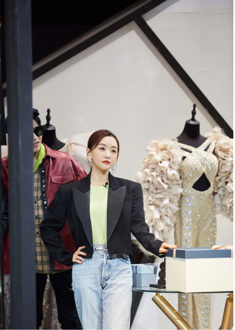 杨蓉个子虽小，但身材比例很出众，穿西装配牛仔裤也藏不住好气质