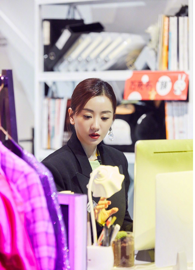 杨蓉个子虽小，但身材比例很出众，穿西装配牛仔裤也藏不住好气质