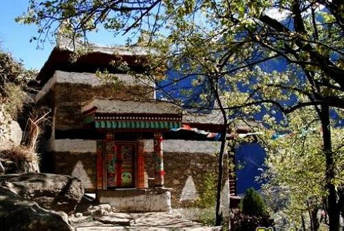 3、黑水河有多个峡谷,主要以三国文化为主,除了三国古栈道外,还有白藏寨(羌族特色民居)、阿坝州历史博物馆和阿坝州博物馆。