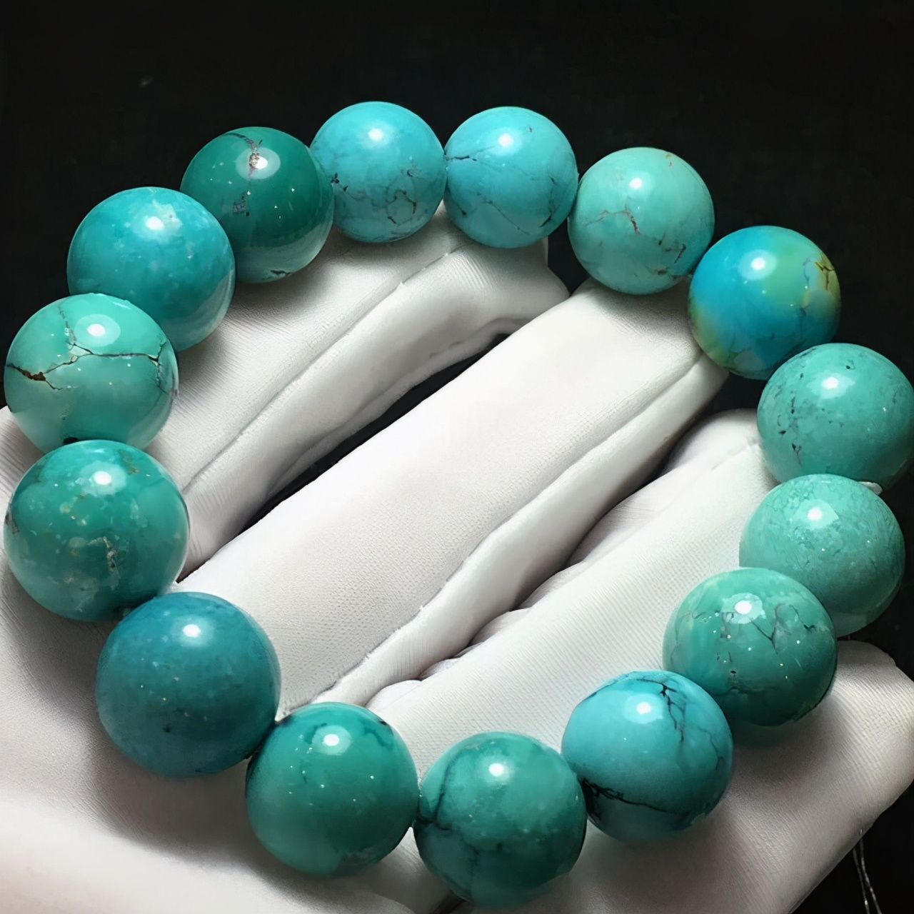 绿松石是有铁线的好还是没铁线的好(绿松石有铁线好还是没有好)