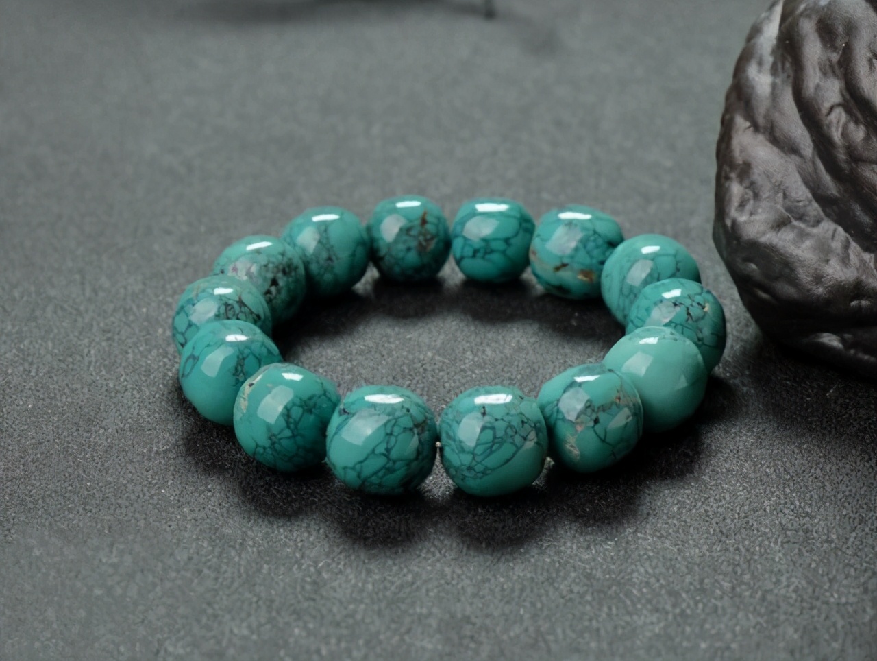 绿松石是有铁线的好还是没铁线的好(绿松石有铁线好还是没有好)