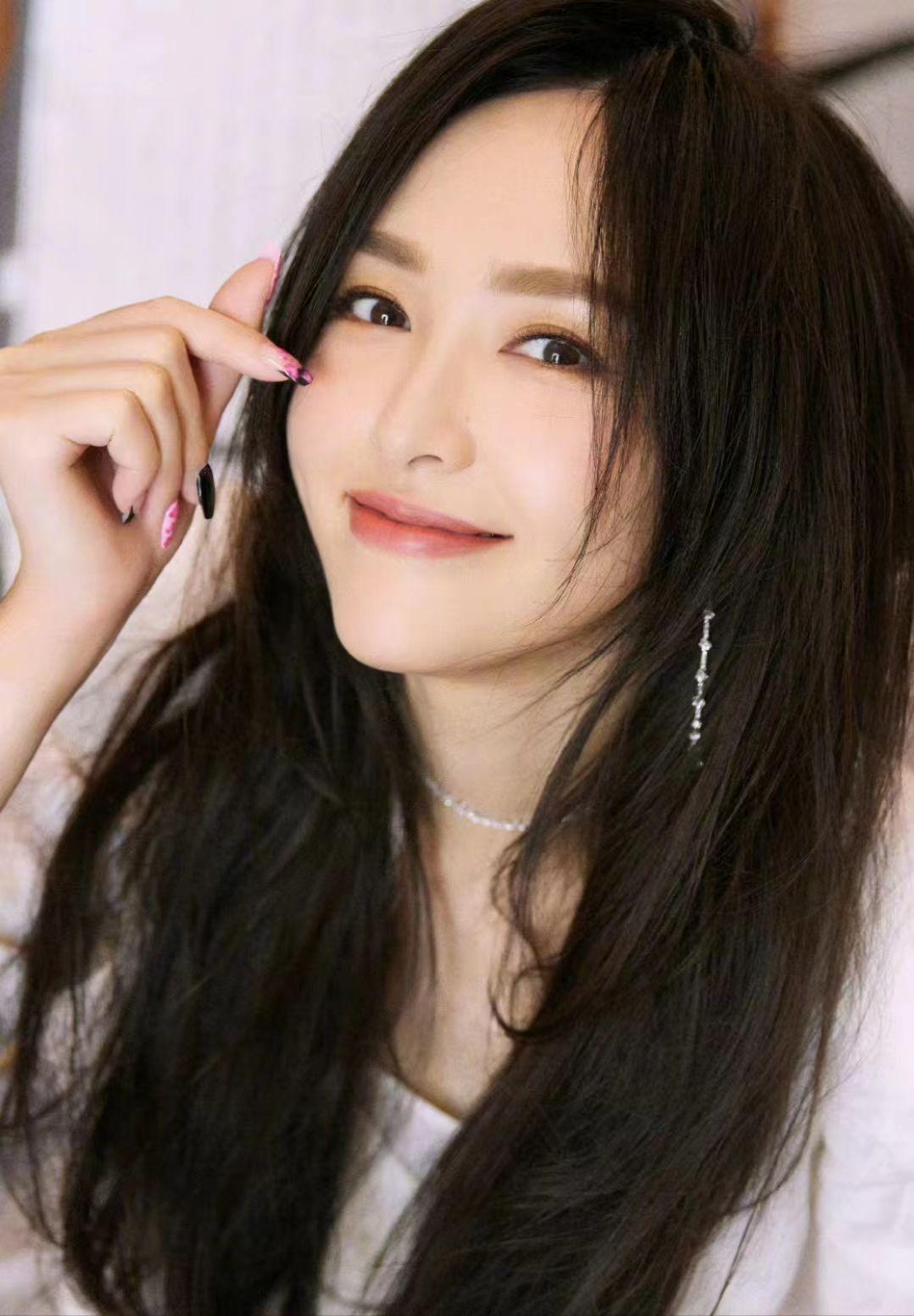 唐嫣女儿小小糖曝光！跟姥爷一起探望胡歌一家，身高已及姥爷腰部