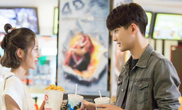 熊梓淇李溪芮亲密合影公开恋情，却被质疑是假的，两个细节有疑点