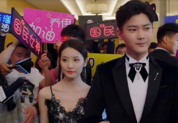 熊梓淇李溪芮亲密合影公开恋情，却被质疑是假的，两个细节有疑点