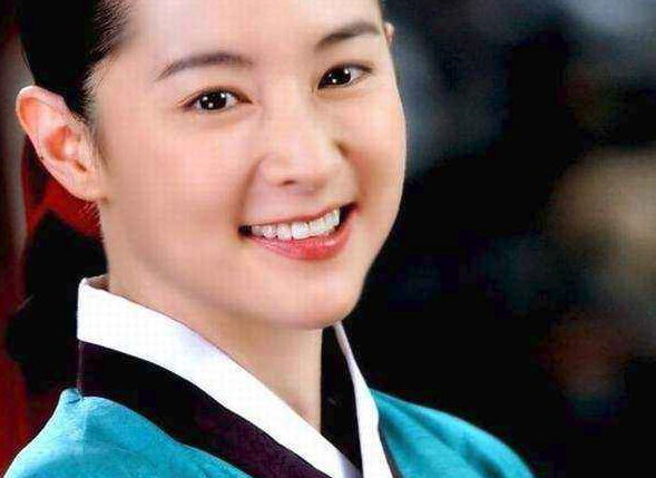 李英爱晒龙凤胎近照，儿子绅士，女儿完美遗传高颜值