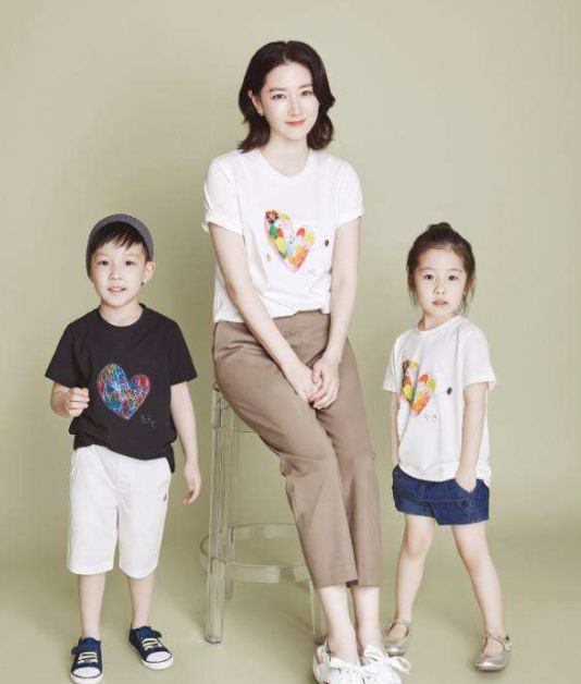 李英爱晒龙凤胎近照，儿子绅士，女儿完美遗传高颜值