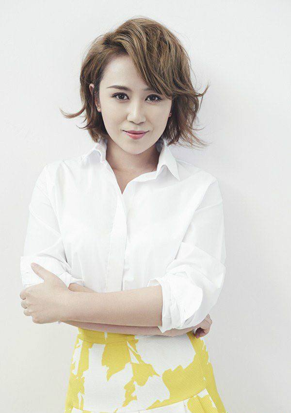 马丽宣布领证结婚了!老公许文赫比她小11岁,马丽头发比老公还短