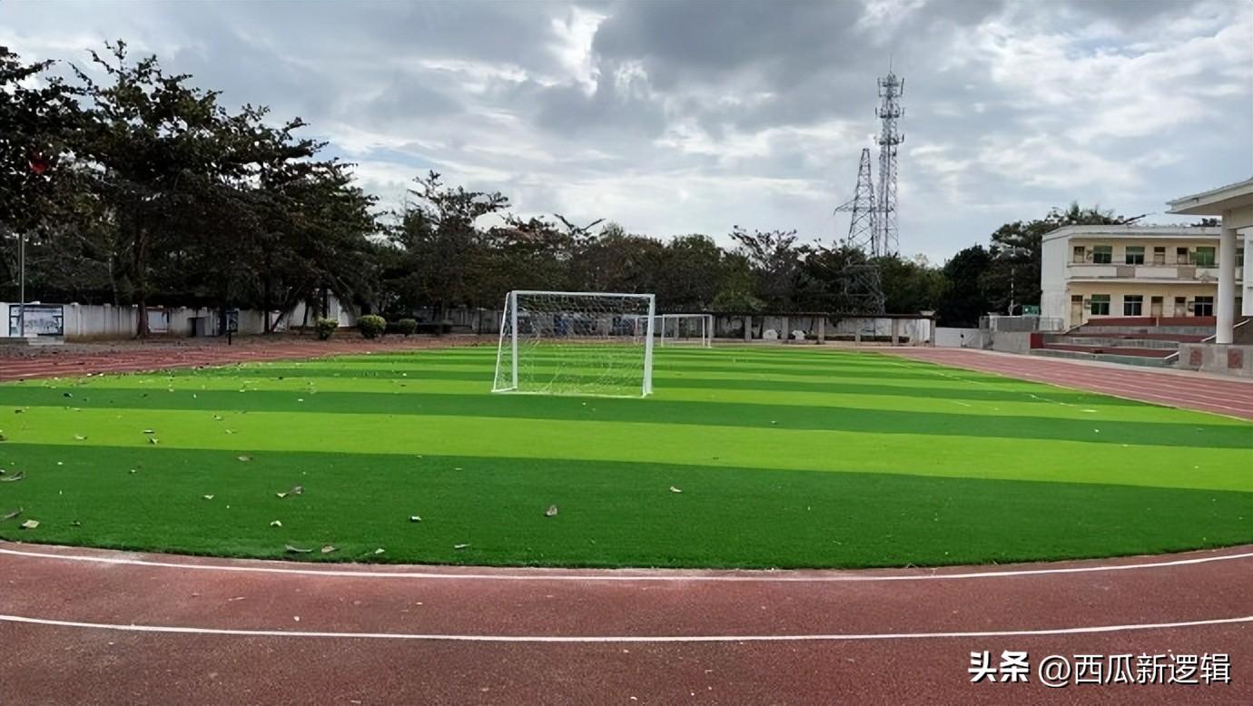 内娱纷纷扰扰鹿晗在建足球场,娱乐圈瞬息万变,鹿晗坚持内娱清流