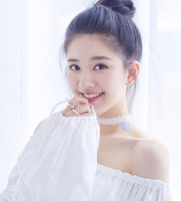 难怪赵露思不化浓妆,与素颜判若两人,网友:还是清纯的漂亮