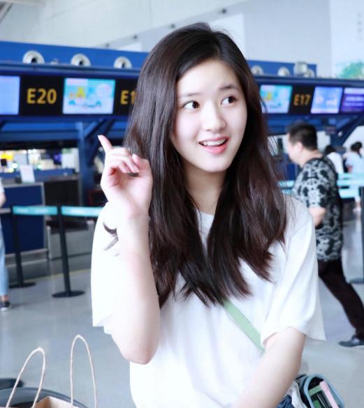 难怪赵露思不化浓妆,与素颜判若两人,网友:还是清纯的漂亮