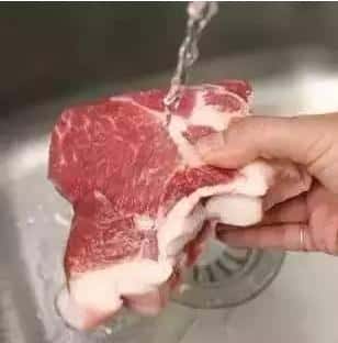 猪肉的快速解冻(化冻肉用什么方法最快)