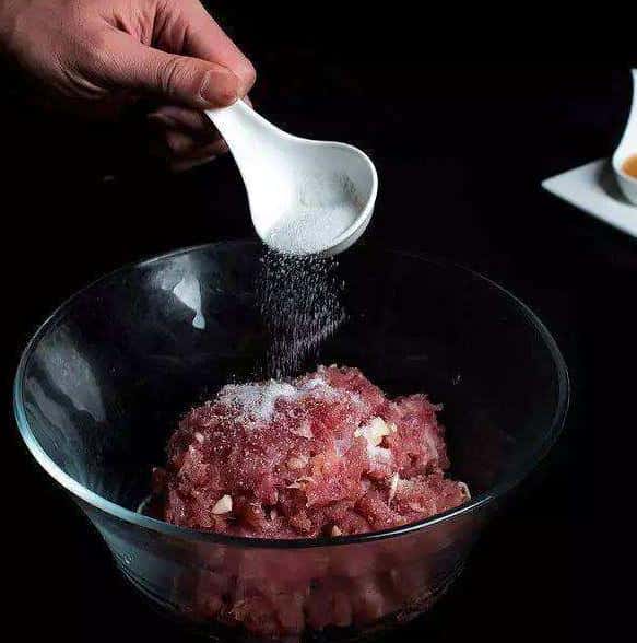 猪肉的快速解冻(化冻肉用什么方法最快)