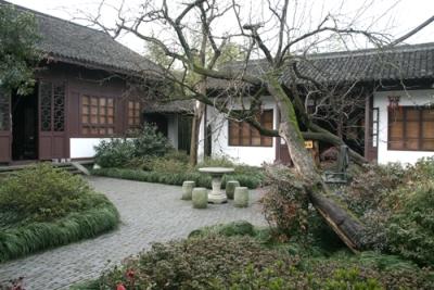 坐北朝南房子枣树栽哪方向好(枣树栽在门口左还是右)