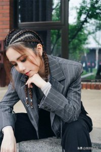 ​当歌手邓紫棋穿上丝袜时，你喜欢的是她的歌曲还是服装搭配