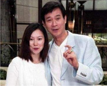 ​官晶华俩女儿近照，一位成熟大方一位清新甜美，姐妹俩遗传妈颜值