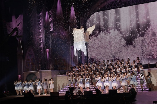 AKB初代最后的神七,渡边麻友毕业演唱会——虚幻而完整的梦境
