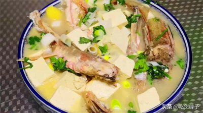 ​豆腐炖鱼的做法（豆腐炖鱼这样做太好吃了，鱼肉鲜嫩，鱼汤奶白，一家三口吃撑