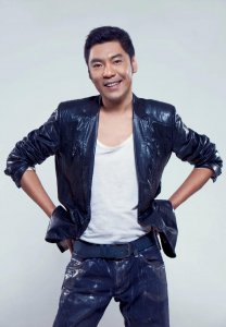 ​屠洪刚个人资料简介（屠洪刚：一婚娶黛西，二婚娶演员，三婚娶小助理终获幸福