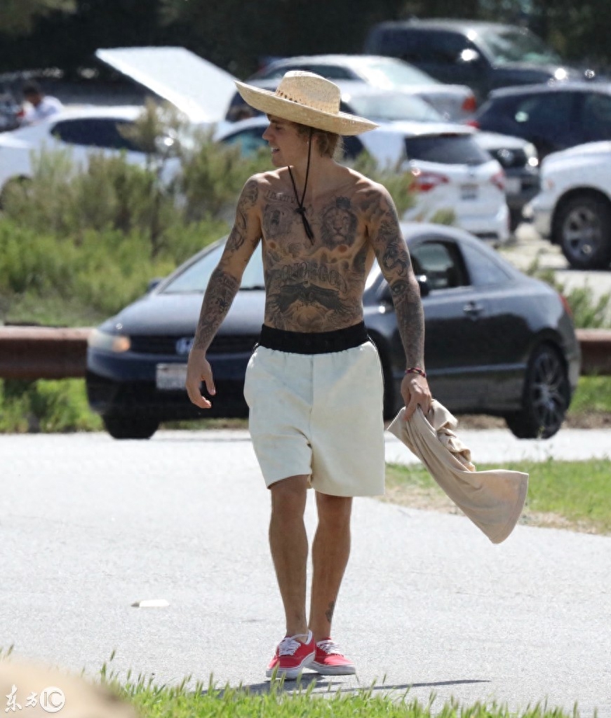 360度欣赏一下贾斯汀比伯花100小时的纹身，网友称发现了很多秘密