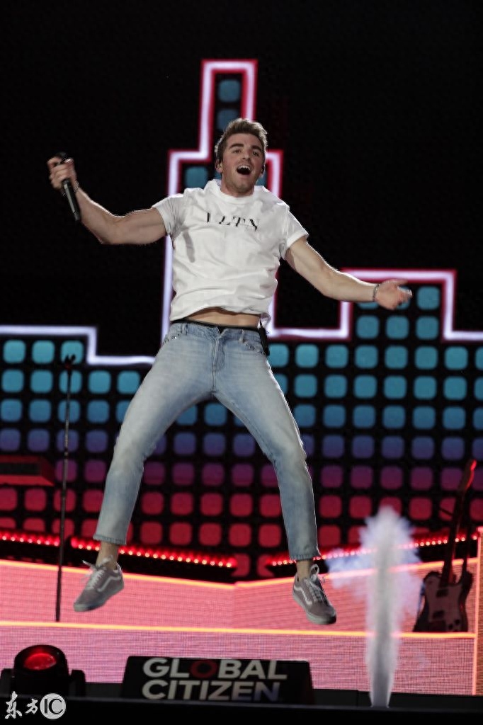 打败乐坛女王,登顶美国的烟鬼乐队,却被吐槽人品超渣?