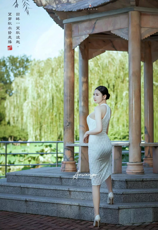 旗袍女神安晓雨晒白色旗袍写真,前凸后翘尽显好身材