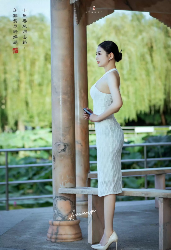 旗袍女神安晓雨晒白色旗袍写真,前凸后翘尽显好身材