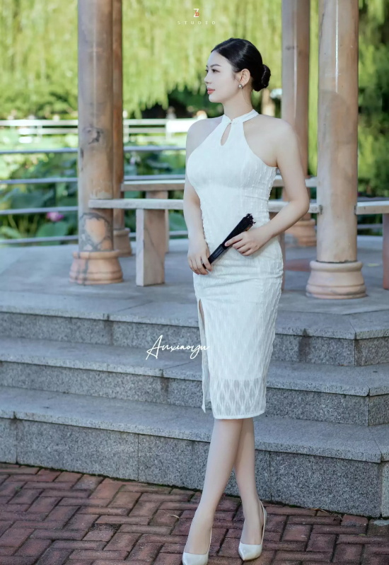 旗袍女神安晓雨晒白色旗袍写真,前凸后翘尽显好身材