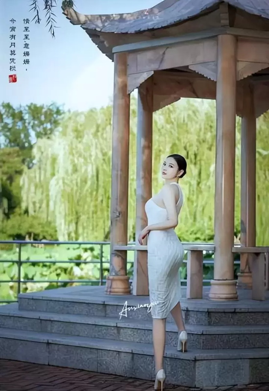 旗袍女神安晓雨晒白色旗袍写真,前凸后翘尽显好身材