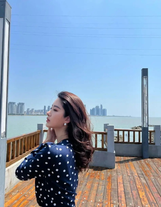 杨采钰身穿蓝色波点长裙清纯写真集