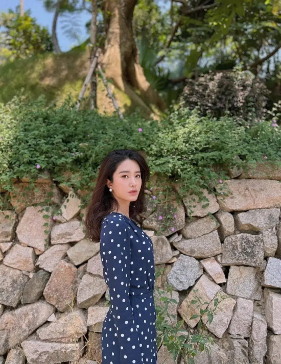 杨采钰身穿蓝色波点长裙清纯写真集